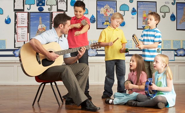 Blockflöten sind im Musikunterricht nicht mehr gefragt Musizieren mit dem Lehrer in der Klasse macht Spaß.