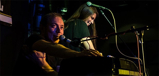 Wenn Ärzte zusammen Musik machen Musizierende Ärzte: Hans Voigtmann und Sarah Becker spielen sich auch oft Erlebnisse von der Seele.