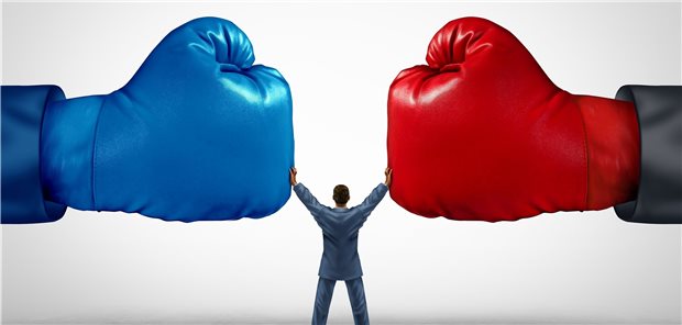 Zwei Boxhandschuhe auf Konfrontation. 