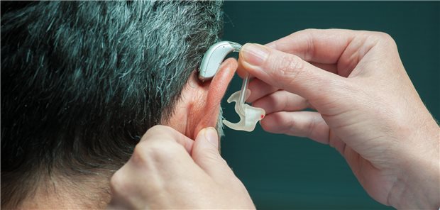 Muss es ein teures Hörgerät sein oder geht es auch günstiger - mit dieser Frage musste sich das Landessozialgericht Chemnitz beschäftigen.
