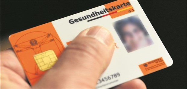 Flüchtlingsversorgung – Die Vernetzung ist das oberste Gebot Muster einer elektronischen Gesundheitskarte der DAK-Gesundheit für Flüchtlinge in Potsdam.