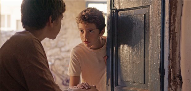 Mut zusprechen: Alexander und sein älterer Bruder. Als die Diagnose Alpha-Mannosidose steht, wird es für den Jungen, der in einem griechischen Provinzort lebt, zunächst nicht leichter. Mit dem Film „Rare Land“ soll für seltene Erkrankungen sensibilisiert werden.
