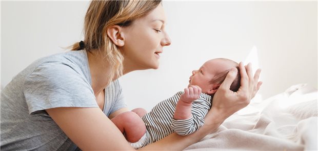 Caritasverband fordert Ausbau des Angebots der Babylotsen Mutter mit Baby: Sogenannte Babylotsinnen und Babylotsen unterstützen junge Eltern bei Bedarf.