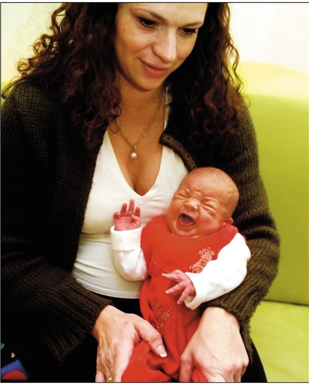 Für Kleinkinder mit Bauchweh sind Globuli eine gute Option Mutter mit einem Baby - Bauchschmerzen und Blähungen sind ein typisches Beispiel für die organotrope Homöopathie.