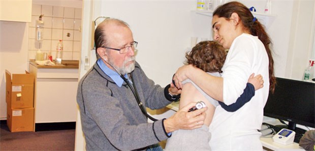 Barmherziger Hausarzt trotzt Sprach-Wirrwarr Mutter mit krankem Kind: Dr. Holger Finkernagel bei der Arbeit.
