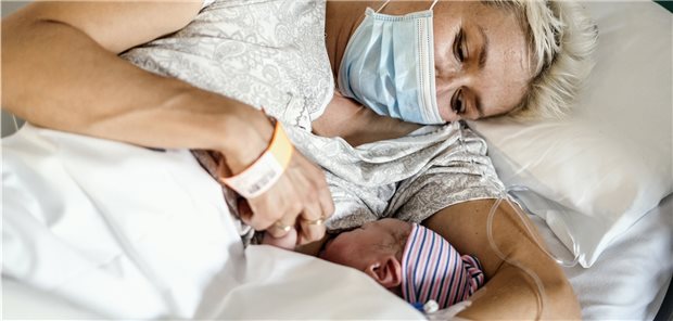 Fachgesellschaften für Corona-Impfung in der Stillzeit Mutter und Kind in Harmonie: Nach Impfung enthält die Muttermilch potenziell auch Antikörper gegen SARS-CoV-2.