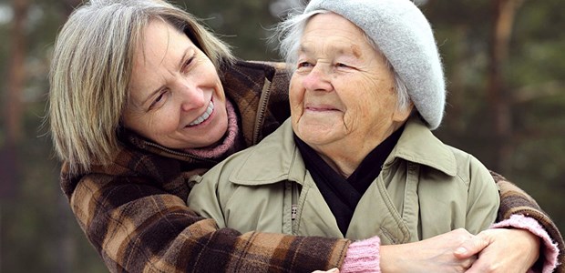 Gemeinsam das Leben genießen Mutter und Tochter verbringen Zeit miteinander und genießen den Tag. "Wege aus der Einsamkeit" will helfen, dass sich Junge und Alte auf eine gemeinsame Lebenszeit freuen können.