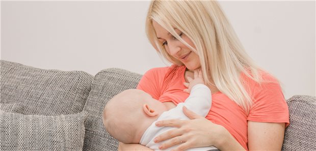 Muttermilch, auch wenn sie nur in kleinen Mengen gefüttert wird, kann Säuglinge davor schützen, harten Stuhl zu bekommen.
