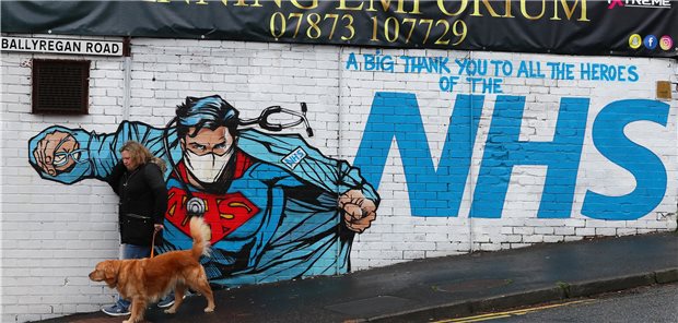 NHS-Graffiti: Hat die Kraft von Supermann geholfen? Der NHS bekommt eine Finanzspritze von 4,2 Milliarden Euro.