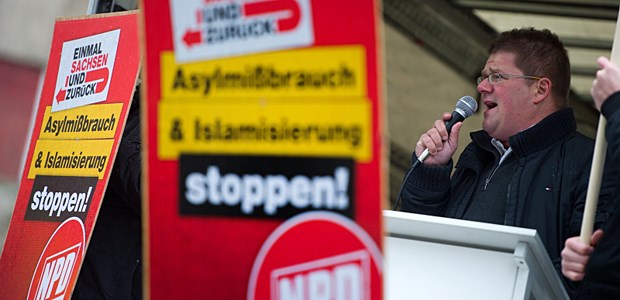 NPD-Hetze gegen Ärzte NPD-Aktion Ende 2012 in Dresden - samt Bundeschef und sächsischem Fraktionsvorsitzenden Holger Apfel.
