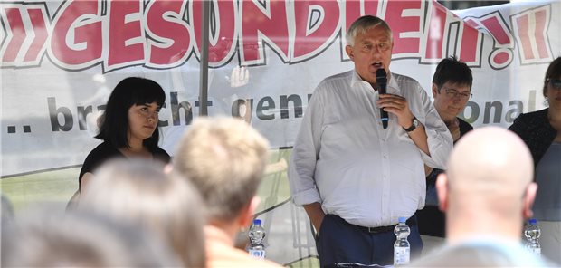 Laumann: Landesregierung für Entlastungstarifvertrag an Unikliniken NRW-Gesundheitsminister Karl-Josef Laumann (CDU) sprach am Donnerstag vor dem Landtag mit demonstrierenden Mitarbeitern der landesweiten Unikliniken. Nach über acht Wochen Streik und 15 Verhandlungstagen für einen Tarifvertrag zur Entlastung für die Uniklinikbeschäftigten in NRW spitzen sich die Verhandlungen zu.