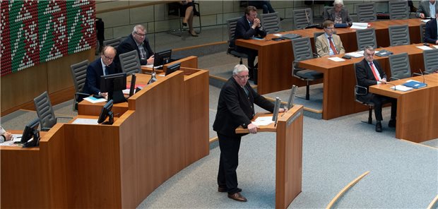 Epidemie-Gesetz jetzt ohne Zwang für Ärzte NRW-Gesundheitsminister Karl-Josef Laumann (CDU) spricht im Plenum des Landtages. Die Abgeordneten haben mit großer Mehrheit im dritten Anlauf ein Pandemie-Gesetz beschlossen.