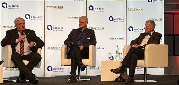 NRW-Gesundheitsminister Karl-Josef Laumann, DKG-Präsident Ingo Morell und der Vorsitzende der KV Nordrhein Dr. Frank Bergmann (v.l.n.r.) bei der Veranstaltung „Düsseldorf IN – Ärzte im Gespräch“ in Düsseldorf.