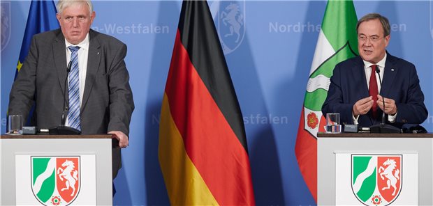 SARS-CoV2-Infektionen: Laschet will soziale Kontakte drastisch einschränken NRW-Gesundheitsminister Karl-Josef Laumann (l.) und Ministerpräsident Armin Laschet (beide CDU) äußeren sich zur aktuellen Lage in der Corona-Pandemie.