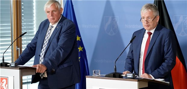 In NRW gilt bald nur noch eine Corona-Inzidenzstufe NRW Gesundheitsminister Karl-Josef Laumann (l.) und DIVI-Präsident Professor Gernot Marx informierten am Dienstag über die Corona-Lage in NRW, die Lage in den Kliniken und die Impffortschritte in ihrem Bundesland.