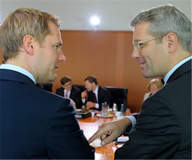 Aus für Rot-Grün in NRW - Bahr gefordert NRW-Landeschefs Daniel Bahr (FDP) (links) und Norbert Röttgen (CDU) im Gespräch.