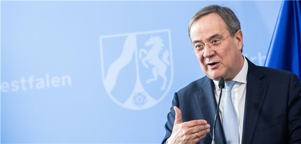 Laschet lobt seine Ratgeber – und entlässt sie NRW-Ministerpräsident Armin Laschet (CDU) hat den von ihm im Frühjahr 2020 eingesetzten Corona-Expertenbeirat bereits zu Ende Juni wieder aufgelöst.
