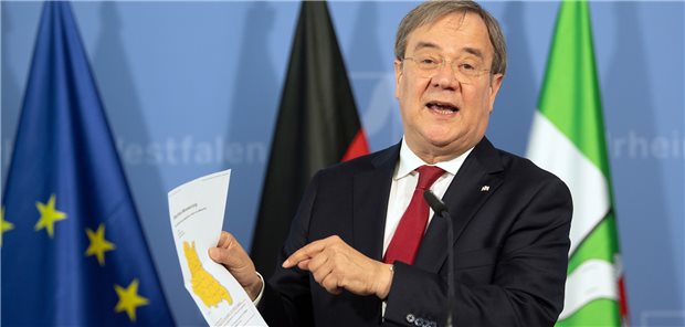 Lockdown im Kreis Gütersloh NRW-Ministerpräsident Armin Laschet (CDU) verkündet in Düsseldorf den Lockdown für den Kreis Gütersloh. Erstmals in Deutschland werde ein gesamter Kreis wegen des Corona-Infektionsgeschehens wieder auf die strengen Pandemie-Schutzmaßnahmen zurückgeführt.