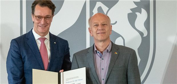 NRW-Ministerpräsident Hendrik Wüst (links) zeichnet Professor Ulf Dittmer mit dem Landesverdienstorden NRW aus.