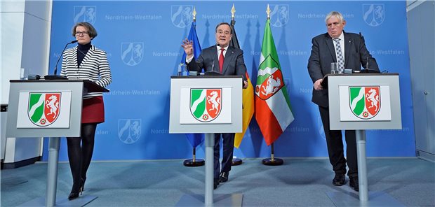 NRW stockt Mittel für Gesundheitsämter auf NRWs Ministerpräsident Armin Laschet (mitte) informiert gemeinsam mit Gesundheitsminister Karl-Josef Laumann und Kommunalministerin Ina Scharrenbach über die aktuelle Corona-Lage in Nordrhein-Westfalen.