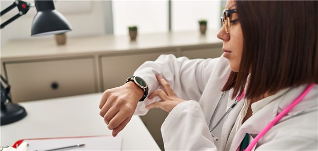 Na, wo bleibt der Patient? Wie oft es vorkommt, dass Patienten Termine bei Ihnen verpassen, wollen wir wissen. (Symbolbild mit Fotomodell)