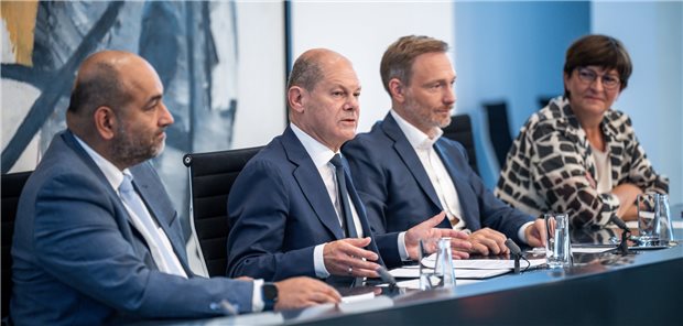 Ampel einigt sich auf 65 Milliarden Euro schweres Entlastungspaket Nach 18-stündiger Verhandlung stellten Bundeskanzler Olaf Scholz (SPD, 2.v.l.), Omid Nouripour (l), Bundesvorsitzender von Bündnis 90/Die Grünen, Saskia Esken (r), Bundesvorsitzende der SPD, sowie Christian Lindner, FDP-Bundesvorsitzender und Bundesminister der Finanzen, am Sonntag in einer Pressekonferenz ihr neues Entlastungspaket für die Bürgerinnen und Bürger vor.