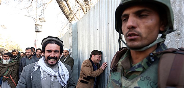 Viele Tote bei Anschlag auf Krankenhaus Nach Angaben des Verteidigungsministeriums hatten vier bewaffnete Männer das Krankenhaus in Kabul um kurz nach 9.00 Uhr Ortszeit angegriffen.