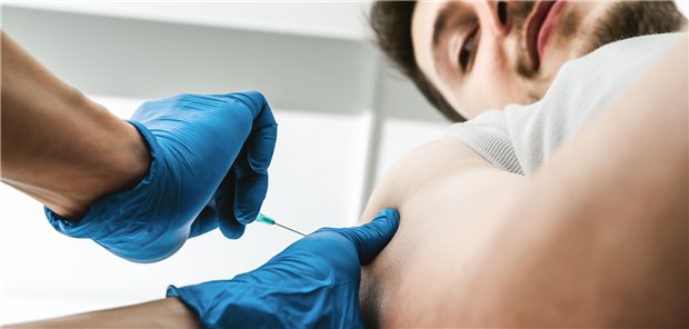 Nach GOÄ bringt die Corona-Impfung mindestens 32 Euro. Solange in einigen KV-Regionen noch keine Impfvereinbarugen stehen, kann dort privat abgerechnet werden. Die Kassen sollten ihren Versicherten das Geld problemlos erstatten.
