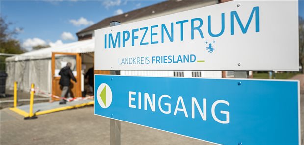 Kochsalz-Injektion statt Corona-Impfung: 8500 Menschen in Friesland betroffen Nach Impfungen mit Kochsalzlösungen im April im Kreis Friesland könnten nach Behörden-Angaben mehr Menschen als zunächst angenommen betroffen sein. Es geht um insgesamt bis zu 8557 Personen.