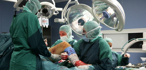 Zuckerbrot und Peitsche für deutsche Kliniken Nach Meinung der Koalition finden in deutschen Kliniken zu viele Operationen statt.