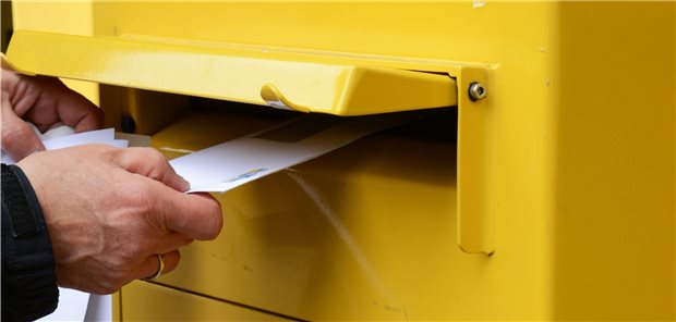 Nach alter Sitte: Auch digitale AU-Formulare können künftig, wo es an Technik fehlt, ausgedruckt und per Post an Kassen oder Patienten verschickt werden.