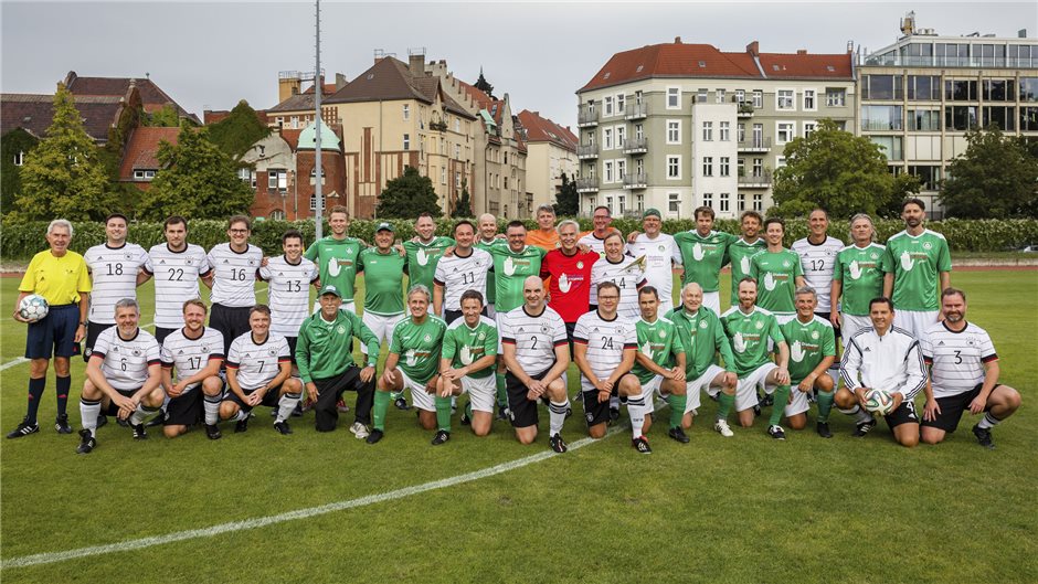Nach coronabedingter Pause war es Anfang September wieder so weit: In Berlin trafen FC Diabetologie und FC Bundestag zur nunmehr sechsten Partie aufeinander. Unter den Parlaments-Kickern der Gesundheitspolitiker und Arzt Stefan Pilsinger sowie der Ostbeauftragte der Bundesregierung, Carsten Schneider.