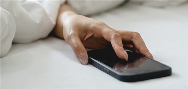 Nach dem Aufwachen greifen viele Leute direkt zum Smartphone. Die Angst, etwas verpasst zu haben, kann das Leben von Personen mit Nomophobie bestimmen.

