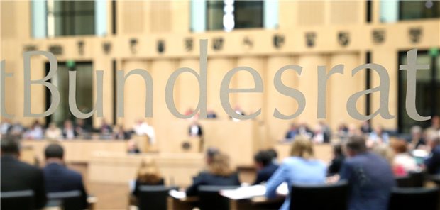 Nach dem Bundestag hat auch der Bundesrat grünes Licht für die Ampel-Reform bei der Pflege gegeben. Die Kritik daran hält an.