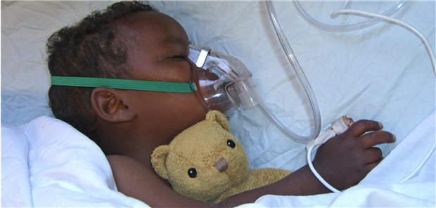 Erfolgreiche kinderurologische Hilfe für Eritrea Nach dem Eingriff: Ein kleiner Patient im postoperativen Überwachungsraum.