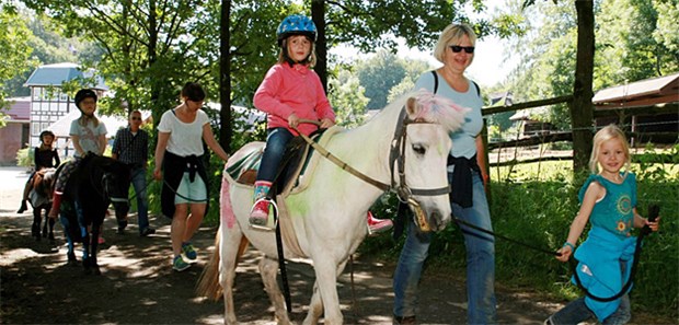 Urlaub von Schmerz und Leid Nach dem Frühstück und nach dem Mittagessen steht für die Kinder in der Freizeit Reiten auf dem Programm.