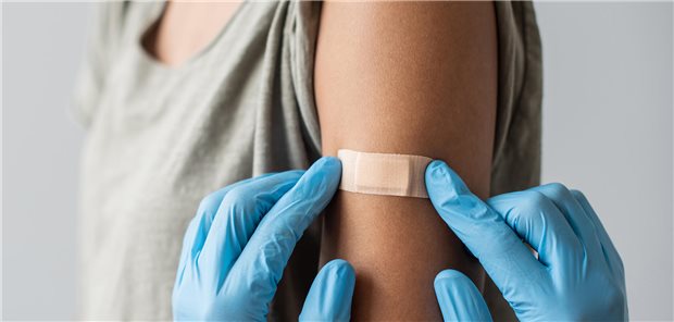 KBV-Spitze ruft zur Grippeschutzimpfung auf Nach dem Pieks in der Arztpraxis: Praxen sollten Patientinnen und Patienten gezielt aufs Impfen ansprechen, rät die Kassenärztliche Bundesvereinigung.