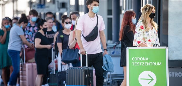 Corona-Positivrate deutlich angestiegen Nach dem Urlaub Schlange stehen für den Corona-Test: An die Teststrategie aus dem vergangenen Jahr soll nach dem Willen der Laborärzte bald wieder angeknüpft werden.