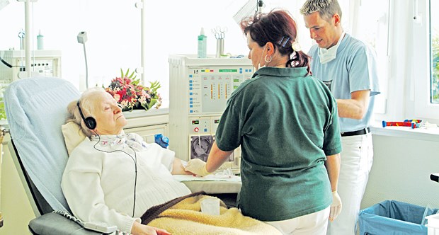 BSG regelt Streit um die Dialyse-Versorgung Nach dem Urteil des BSG kann ein weiterer Arzt zugelassen werden, wenn eine Praxis mehr als 30 Dialyse-Patienten je Arzt versorgt.