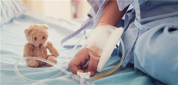 Pflegekammer NRW sieht angespannte Lage in den Kinderkliniken Ein Teddybär sitzt in einem Klinikbett