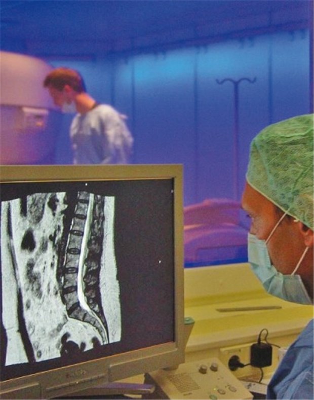 Mikrotherapien jetzt in offenem MRT Nach dem mikrotherapeutischen Eingriff überprüft Professor Jens Ricke am Monitor die Verteilung des Schmerzmittels.