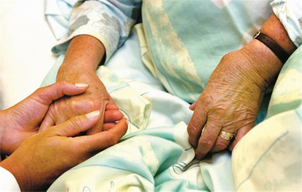 Palliativmedizin hilft, das Leben in Würde zu beenden Nach den Erfahrungen brauchen alte Menschen in der Regel mindestens ein Jahr eine palliativmedizinische Versorgung.