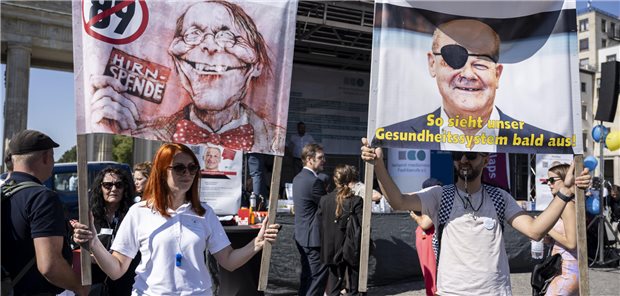 2. Oktober wird zum Protesttag von Vertragsärzten und Apothekern Nach den MFA-Protesten Anfang September wollen am 2. Oktober auch Vertragsarztpraxen demonstrieren. Dafür sollen die Praxen geschlossen bleiben.
