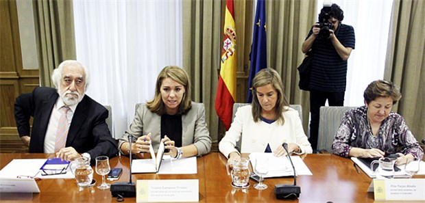 Schockierende Pannen in Spanien Nach den Pannen sind Spaniens Gesundheitspolitiker unter Druck: Vor allem Ministerin Ana Mato (2.v.r.).