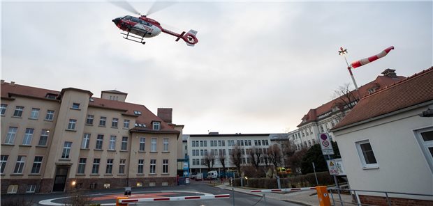 Gab es eine Triage in Sachsen? Das bleibt unklar Nach den Triage-Äußerungen eines Mediziners aus Zittau hat das Klinikum Oberlausitzer Bergland bestätigt, dass die Corona-Lage dort kritisch ist.