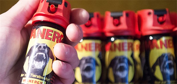 Wirkung von Pfefferspray nicht unterschätzen! Nach den Vorfällen in der Silversternacht ist der Absatz von Pfeffersprays in Deutschland gestiegen.
