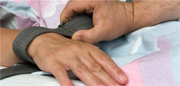 Nach den geltenden gesetzlichen Bestimmungen muss die Fixierung eines Menschen gegen seinen natürlichen Willen richterlich genehmigt werden.