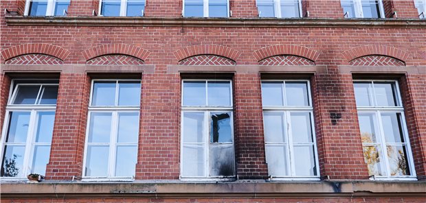 Robert Koch-Institut mit Brandsätzen attackiert Nach der Attacke mit Brandsätzen: Eine zerbrochene Fensterscheibe und Rußspuren am Gebäude des Robert Koch-Instituts in der General-Pape-Straße.