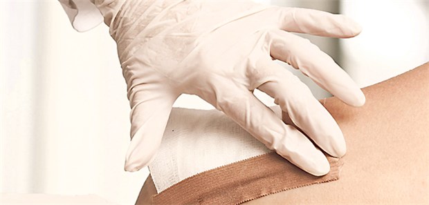 Nach der Fremdkörperentfernung benötigen Patienten häufig einen Wundverband.