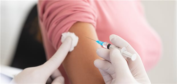 Nach der Impfung: Die SARS-CoV-2-Schutzimpfung soll nach dem Willen der Bundesregierung Teil der Regelversorgung werden. Unsere Leser halten wenig von der Idee.
